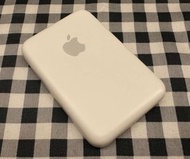 絶版 Apple MagSafe 外接式電池 行貨 95%新 非常少用和新淨 只是外殼有輕微使用痕跡 蘋果專門店購入$749 保證原廠行貨 電量和操作全正常 有保護紙和說明書 只是沒有了包裝盒 合完美
