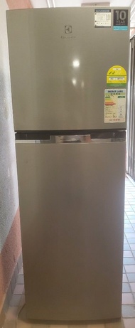 (可议价)🔴Electrolux 雙門雪櫃♥(请留意产品描述，阅读更多内容)