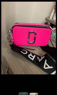 國外帶回 折扣款 marc jacobs MJ包 相機包 Snapshot Small Camera Bag 粉紅螢光色字母肩帶  百搭熱銷款