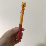 日本東京迪士尼樂園 小熊維尼 Winnie the Pooh 自動筆+紅色、黑色、綠色原子筆 多色筆 維尼的頭可以搖喔！超級可愛 330元+60運費跟代購購入