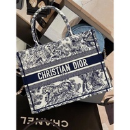 C CD Bag Dior BookTote Tote Bag Engravable Jungle Zoo Series Ruyi Printed Canvas Embroidery Dior/D H