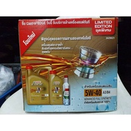 Castrol EDGE คาสตรอล เอจ สังเคราะห์ 100% สำหรับเครื่องยนตร์เบนซิล 5W-40 A3/B4 ขนาด 4+1 (5ลิตร) แถม C