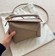 全新LOEWE  Puzzle Edge 可拆卸可調節肩帶拉鍊開合 柔軟粒面小牛皮 單肩 斜孭 手袋 mini迷你 女款 沙色A510P88X16-2150