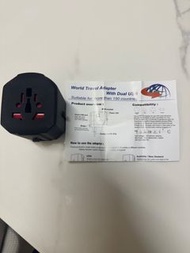 Universal Travel Adapter 2 USB Charger 萬能旅行轉插 2 USB 充電器