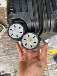 ⸻  🛞【RIMOWA行李箱專業換輪子服務｜更換老化斷裂碌｜觀塘交收｜當日可取】  🛠️【Rimowa Luggage Wheel Replacement｜Fix Broken or Worn Whe