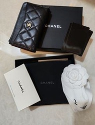Chanel 黑色荔枝紋經典淡金色金扣拉鏈卡包