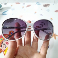2-hand women's sunglasses frame.