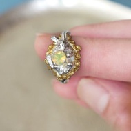 懷抱寶石的花園白兔戒指｜歐泊