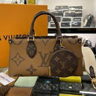 東區正精品㊣LV ONTHEGO EAST WEST M46653原花字紋雙色金釦兩用包手提包斜背包 RZ5659