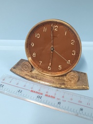 功能全正常，己抹油，二天鏈，全銅玻璃面，有鬧鐘功能  。瑞士著名鐘錶品牌 CYMA（司馬） 製造的古董機械鬧鐘。 

這款時鐘展現了 20 世紀中葉（約 1940 至 1960 年代）的設計風格，具有