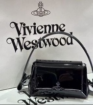 Vivienne Westwood 黑色漆皮腋下包