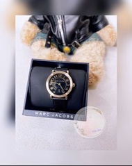 Marc Jacobs 簡約數字時尚黑底金色不銹鋼真皮錶帶手錶  型號MJ1471