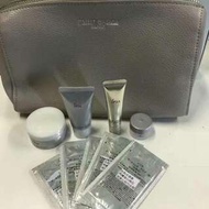 Ipsa套裝
磨砂深層清潔面膜15g
面霜7g
生肌水源素5包
保濕按摩膏12g
保濕面霜2g
化妝包