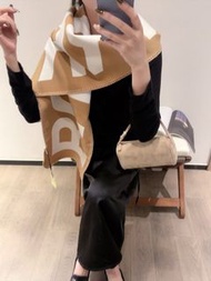 Burberry 羊絨圍巾