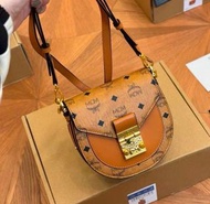 💞現貨  MCM 鏈條馬鞍包 腋下包 單肩包 斜挎包 手拿包 通勤 休閒