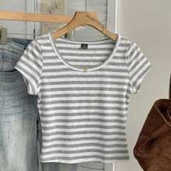 เสื้อยืดครอปแขนสั้นคอกลมเข้ารูปผู้หญิง 96% คอตตอน ลายทางสีเทา & ขาว – ใส่เลเยอร์ได้ทุกฤดู & ใส่สบายท