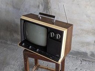 《特殊大同商標》太空年代風格：大同手提電視機（螢幕 14 吋、外銷、CRT、旋鈕開關、早期映像管老電視、普普風）