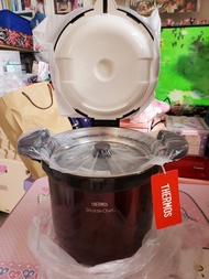 家居用品 兩款都係日版 日版 全新品 不銹鋼款 啡色 現貨 Thermos  cookers 4.5l 真空煲 燜燒鍋 燜煮烹調器 有意快者油塘即取  啡色   抵用之選  最新款 高貴 亮眼啡色 罕有不銹鋼款 KBG-4500 日版 原裝現貨 跟一本食譜 及一份自家製食譜  膳魔師  一田賣緊19xx