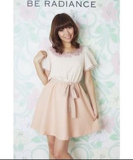 日本品牌BE RADIANCE花瓣蕾絲領口設計超美雪紡洋裝