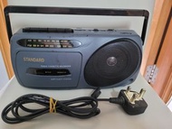 STANDARD 手提式磁帶機+收音機，AM/FM RADIO CASSETTE RECORDER 全部功能正常     All functions are normal