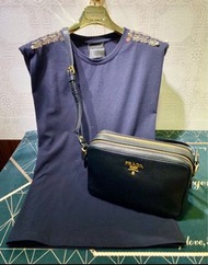 【NA She.歐美精品進口服飾名品】PRADA 黑色荔枝壓紋牛皮經典立體浮雕LOGO金釦雙拉鏈雙層肩背包 斜背包 記者包 相機包 航空包 郵差包 Vitello Phenix Leather Gold Logo Double Zip Cross Body Bag Camera Bag Messenger Bag Shoulder Bag IT Bag 1BH079