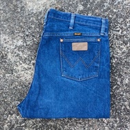 W2/41 Second-Hand Wrangler Jeans Model 13MWZ Maxico Actual Waist Measurement 41" Total Length 45.5" 