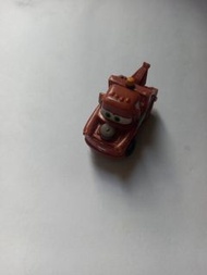 這是一隻 Disney Pixar Cars 系列的塑膠玩具車哨牙嘜 (Mater)。