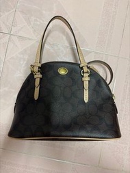 Coach Signature Cora Domed Satchel（Coach貝殼包）