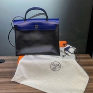【美收精品】HERMÈS 經典黑藍撞色 Herbag 31 帆布拼皮革兩用手提肩背包 6-954【隔月月中將轉賣至日本 上架期限30天】