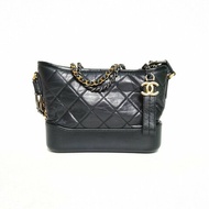 CHANEL GABRIELLE流浪小號20黑色牛皮26開金銀扣肩背包
