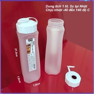 1 Liter transparent plastic water bottle, made in Japan, holds hot or cold water. 7,8x7,8cm 27,3cm. 