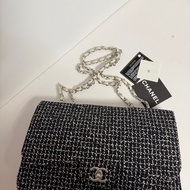 CHANEL A66258 CF30 黑白斜紋軟呢口蓋包鏈條包 30CM