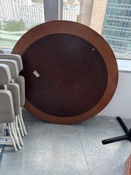 圓形木製餐桌