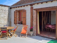 Chaleureux Gîte avec Terrasse à Proximité de la Loire et des Sites Touristiques - FR-1-590-433 (Chal