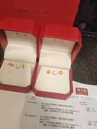 周大福足金耳環（2對）