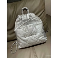 Chanel 22bag，Metallic Silver！
Such a fashionable color，The picture above will sell out quickly！