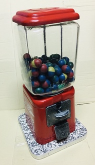 โหลบิดไข่ของเล่นย้อนยุค โหลหมุนไข่ Vintage Gumball Machine ทรงสี่เหลี่ยมสีแดง แก้วพิเศษทรงเหลี่ยมโบราณหายาก หยอดเหรียญ1 บาท มีไข่150ลูก จำนวน1ชุด