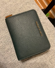 #24夏時尚 ｜CHARLES &amp; KEITH 小ck 綠色兩折拉鍊短夾 皮夾 零錢卡片包