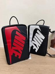 S.G NIKE SHOE BOX BAG DA7337-010-870 黑紅 橘紅 斜背包 鞋袋 健身包 手拿 手提袋