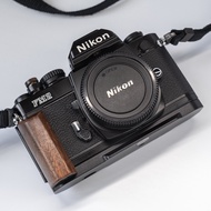YUWOOD FM2 แผ่นยึดรูปตัว L พร้อมด้ามจับไม้ สำหรับกล้อง Nikon FM2 FM FM3A FE FE2 พร้อมแผ่นปลดเร็ว Arc