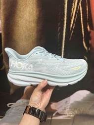 💥現貨💥 仙氣爆棚淺藍輕量緩震專業路跑鞋 HOKA ONE ONE Clifton 9 女款 | 透氣工程編織鞋面 | PROFLY+回彈緩衝中底 | 5mm足跟足尖落差 | 防滑耐磨橡膠大底|