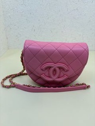 CHANEL 香奈兒 晶片款 粉色荔枝牛皮馬鞍包 15cm