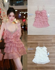 Flynn ชุดเดรสสีขาวระบายทั้งตัวเสริมผ้าแต่งกริตเตอร์เพิ่มความสวยแพงด้วยช่วงอกแต่งเพชร