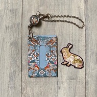 附伸縮鑰匙扣的簡約票卡夾 (Liberty 草莓賊淺藍)