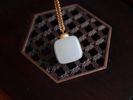 天然和田玉方糖無事牌吊墜 新疆羊脂玉吊墜項鏈18K金鑲嵌平安喜樂