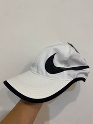 NIKE Unisex Adult SWOOSH Featherlight 白色帽子 網球帽 帽子 Cap Hat 864100 100 Tennis 吊牌已在