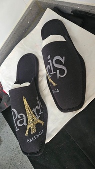 Balenciaga Paris 字樣拖鞋