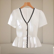 เสื้อเบลาส์แขนสั้นสีขาว คอวีลูกไม้ดำ สไตล์ฝรั่งเศสที่หรูหรา