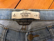 美國品牌 AF A&F Abercrombie & Fitch 牛仔褲perfect stretch (W27)腰平量W30(38公分） (近全新）中低腰 尺寸：腰平量38公分(合腰圍30吋）,褲長9