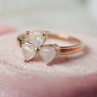 彩虹月光石藍血戒指未經處理的原始寶石，925銀。